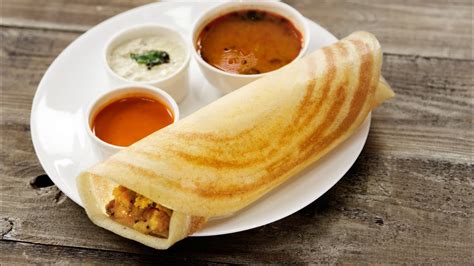  Masala Dosa: A Crispy Symphony of Spice and Tangy Coconut Chutney!