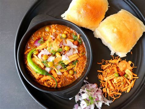  Misal Pav:  Tyylikäs ja mausteinen intialaisen katugastronomian herkku Trichystä!