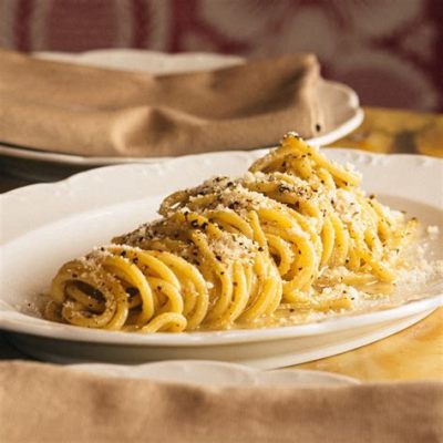  Cacio e Pepe: Kokemuksen täyteinen ja makujen tanssi italialaisessa keittiössä!