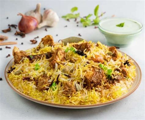  Hyderabadi Biryani - Mausteisen riisin ja herkullisen lihan täydellinen yhdistelmä!