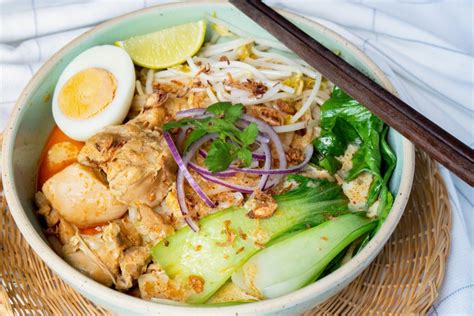  Laksa Johor! A Creamy Coconut Symphony Exploding with Spicy and Savory Notes